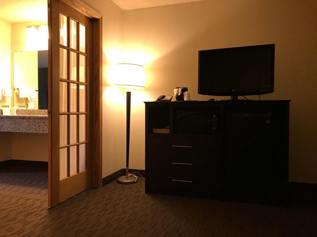 Americinn By Wyndham Hotel And Suites Long Lake Eksteriør billede